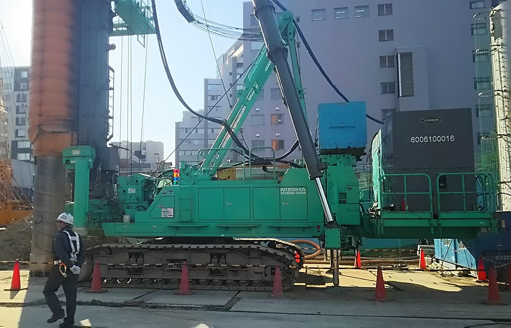 ロックオーガー工法(三点杭打機)