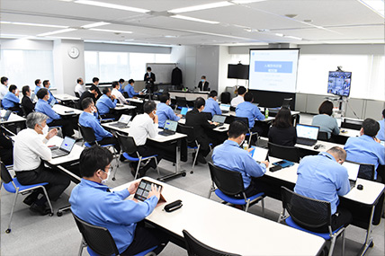 会社の会議室でセミナーを受けている様子